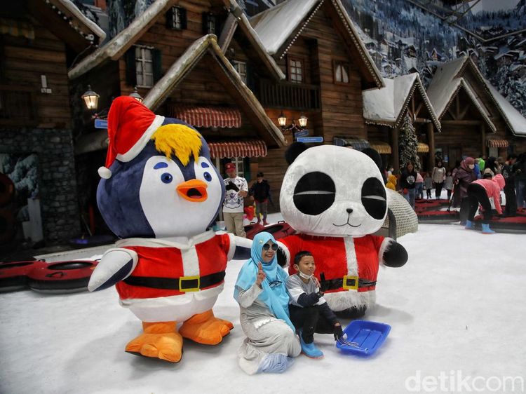 Parade Boneka Salju Hibur Pengunjung Trans Snow World Bekasi