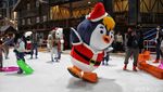 Parade Boneka Salju Hibur Pengunjung Trans Snow World Bekasi