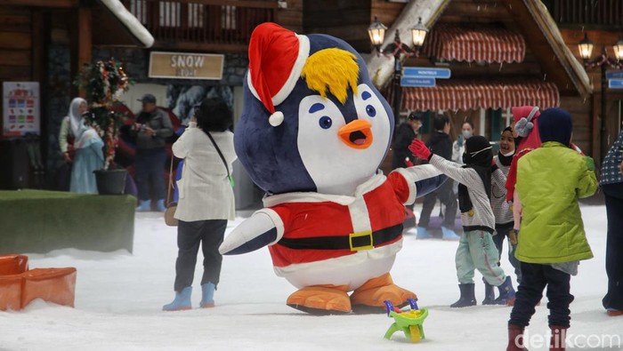 Parade Boneka Salju Hibur Pengunjung Trans Snow World Bekasi Boneka salju menghibur pengunjung di Trans Snow World, Bekasi, Jawa Barat, Selasa (27/12/2022).