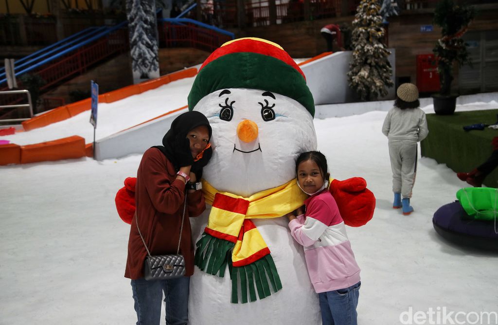 Boneka salju menghibur pengunjung di Trans Snow World, Bekasi, Jawa Barat, Selasa (27/12/2022).