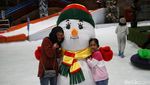 Parade Boneka Salju Hibur Pengunjung Trans Snow World Bekasi