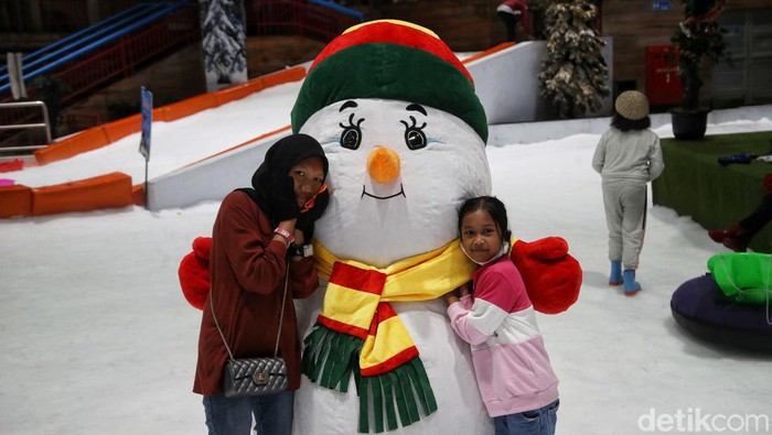 Parade Boneka Salju Hibur Pengunjung Trans Snow World Bekasi Boneka salju menghibur pengunjung di Trans Snow World, Bekasi, Jawa Barat, Selasa (27/12/2022).