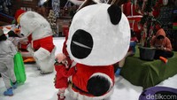 The Snow Crew ini merupakan boneka lucu berukuran besar yang bisa menari, dipeluk bahkan berfoto bersama.  