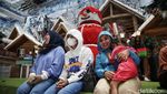 Parade Boneka Salju Hibur Pengunjung Trans Snow World Bekasi