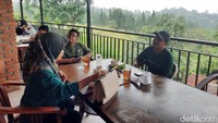 Sensasi makan di Parahyangan Warung Sunda Bogor juga semakin mantap karena langsung menghadap ke area perbukitan. Pemandangan hijau bakal menyegarkan mata. Foto: Putu Intan/detikcom