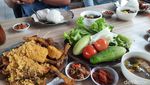 Potret Warung Sunda dengan Pemandangan Hijau di Sentul