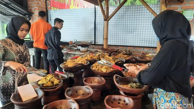 Potret Warung Sunda dengan Pemandangan Hijau di Sentul