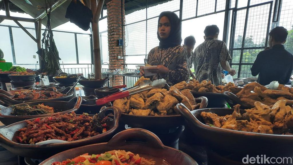 Menikmati Makanan Sunda Berlatar Pemandangan City Light di Sentul