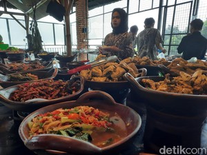 Menikmati Makanan Sunda Berlatar Pemandangan City Light di Sentul