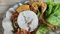 Parahyangan Warung Sunda Bogor memberlakukan promo ayam goreng Rp 12.500, sudah gratis sambal dan sayur asam. Foto: Putu Intan/detikcom