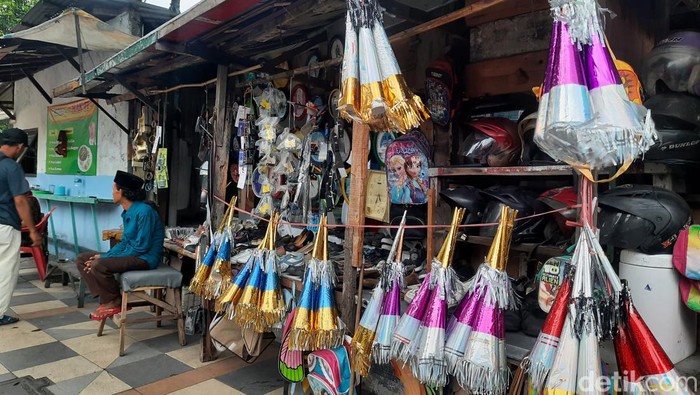 Pedagang teroimpet di salah satu lokasi di Surabaya