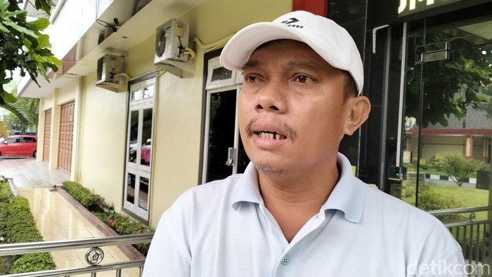 Reynold saat berada di Gedung Ditreskrimsus Polda Sumut. (Datuk Haris Molana/detikSumut)