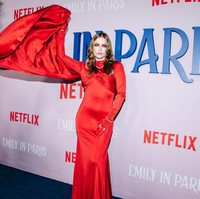 Camille Razat yang berperan sebagai pacar Gabriel, Camille sekaligus ‘sahabat’ Emily, hadir di pemutaran perdana Emily In Paris season 3 di New York dengan gaun merah menyala. Foto: Getty Images