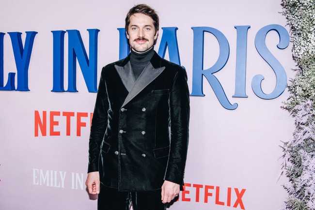 Dan inilah Lucas Bravo, pemeran Gabriel, pria yang sukses membolak-balikkan hati Emily selama tiga musim serial Emily In Paris. Foto: Getty Images