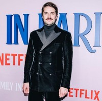 Dan inilah Lucas Bravo, pemeran Gabriel, pria yang sukses membolak-balikkan hati Emily selama tiga musim serial Emily In Paris. Foto: Getty Images