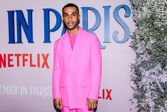 Pria tampan ini adalah Lucien Laviscount, pemeran Alfie yang membuat Emily sedikit berpaling dari Gabriel di Emily In Paris season 2 dan kembali hadir di musim ketiga. Foto: Getty Images
