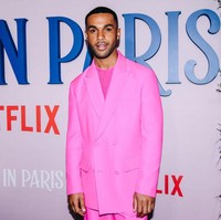 Pria tampan ini adalah Lucien Laviscount, pemeran Alfie yang membuat Emily sedikit berpaling dari Gabriel di Emily In Paris season 2 dan kembali hadir di musim ketiga. Foto: Getty Images