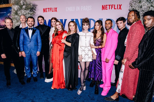 Sebelum serial tersebut tayang di Netflix, para pemain serial Emily In Paris season 3, termasuk Lily Collins hadir di The French Consulate General, New York, Amerika Serikat untuk pemutaran perdana drama mereka.  Foto: Getty Images