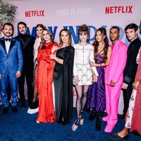 Sebelum serial tersebut tayang di Netflix, para pemain serial Emily In Paris season 3, termasuk Lily Collins hadir di The French Consulate General, New York, Amerika Serikat untuk pemutaran perdana drama mereka.  Foto: Getty Images