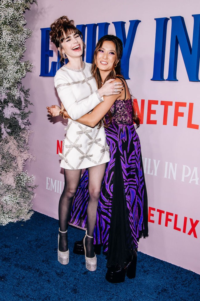 Lily Collins berpose bersama Ashley Park yang berperan sebagai Mindy Chen, sahabatnya sejak Emily In Paris season 1. Foto: Getty Images