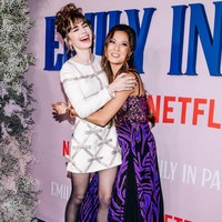 Lily Collins berpose bersama Ashley Park yang berperan sebagai Mindy Chen, sahabatnya sejak Emily In Paris season 1. Foto: Getty Images