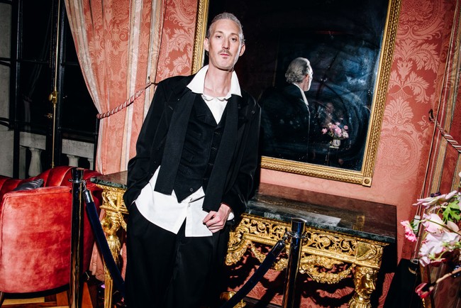 Pada season 3 Emily In Paris, rekan kerja Emily, Luc yang diperankan Bruno Gouery kembali hadir dengan ciri khas rambut ikalnya. Foto: Getty Images