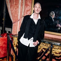 Pada season 3 Emily In Paris, rekan kerja Emily, Luc yang diperankan Bruno Gouery kembali hadir dengan ciri khas rambut ikalnya. Foto: Getty Images