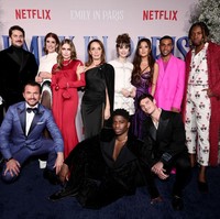 Seperti season 2, Emily In Paris season 3 juga banjir nyinyiran netizen. Sejumlah kiritik untuk serial Lily Collins ini di antaranya: menampilkan gaya hidup yang tidak masuk akal karena Emily hanya seorang karyawan biasa namun busananya selalu mewah dan tinggal di apartemen mahal hingga endingnya yang dianggap menyebalkan. Foto: Getty Images