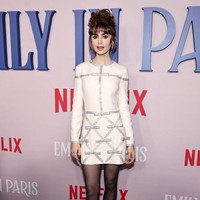 Lily Collins tampil dengan gaya bak Audrey Hepburn di pemutaran perdana Emily In Paris season 3. Dia mengenakan mini dress yang merupakan koleksi Valentino Resort 2023. Foto: Getty Images