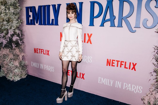 Emily In Paris merupakan serial Netflix yang dibintangi Lily Collins. Putri dari musisi Phil Collins itu dikisahkan berperan sebagai Emily, seorang wanita yang ‘mendadak’ harus bekerja di Paris. Foto: Getty Images