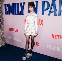 Emily In Paris merupakan serial Netflix yang dibintangi Lily Collins. Putri dari musisi Phil Collins itu dikisahkan berperan sebagai Emily, seorang wanita yang ‘mendadak’ harus bekerja di Paris. Foto: Getty Images