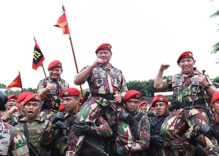 Pemberian baret merah Kopassus dari KSAD Jenderal Dudung ke Panglima TNI Laksamana Yudo dan Kapolri Jenderal Listyo Sigit Prabowo. (Dispenad)