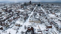 Buffalo, menjadi kota paling parah dilanda badai, dan banyak ditemukan mayat terkubur di bawah salju. Kota itu memang tak asing dengan cuaca ekstrem saat musim dingin. (Joed Viera/AFP/Getty Images)