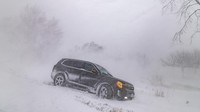 Badai telah menghantam negara bagian timur New York tepat pada Hari Natal (25/12), menyebabkan listrik padam dan membuat banyak orang terjebak di dalam mobil mereka. (Reuters/Carlos Osorio)