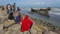 Perahu kayu yang mengangkut ratusan pengungsi Rohingya itu pun ditarik ke pinggir pantai.