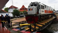 Setiap harinya dua lokomotif KA dari Jakarta atau Bandung harus diputar di sepur putar tersebut sebelum berbalik arah menuju Stasiun KA asal.