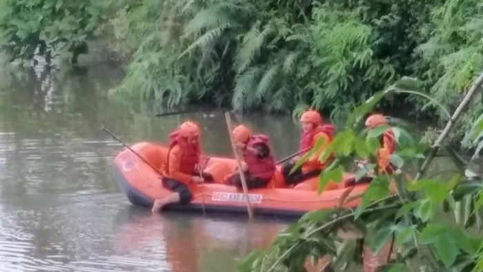 Pencarian remaja yang tenggelam di Danau Saminten Bogor