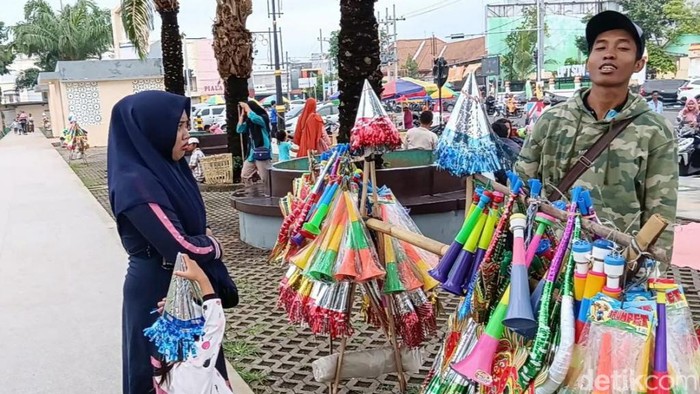 Penjual terompet di Alun-alun Pasuruan