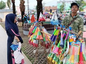 Dagangan Laris, Penjual Terompet di Kota Pasuruan Semringah