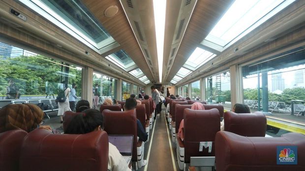 Penumpang berada di dalam gerbong kereta Panoramic di Stasiun Gambir, Jakarta, Selasa (27/12/2022). (CNBC Indonesia/Andrean Kristianto)