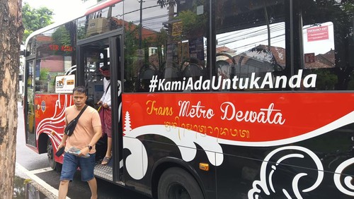 Penumpang bus Trans Metro Dewata di Denpasar, Bali, Selasa (27/12/2022).