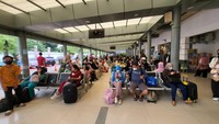 Petugas pengamanan stasiun selalu melakukan pemeriksaan secara berkala di area-area ruang tunggu dan di atas KA, terlebih pada saat KA tiba di stasiun tujuan akhir, petugas akan melakukan pengecekan di setiap rangkaian untuk memastikan tidak ada barang bawaan penumpang yang tertinggal. Foto: Dok. KAI