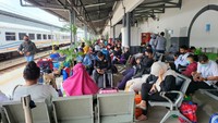 Apabila ada laporan dari pelanggan mengenai barang bawaan tertinggal, petugas KAI akan melakukan koordinasi dan pencarian, jika dapat ditemukan saat itu juga maka langsung diserahkan kembali kepada pelapor. Foto: Dok. KAI