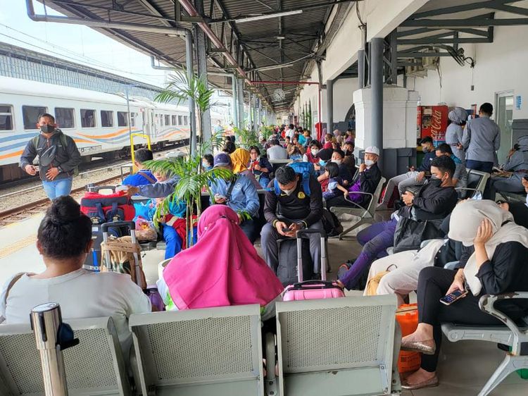Penumpang Kereta Membludak saat Nataru, Banyak Barang Tertinggal