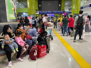 Penumpang Kereta Membludak, Hati-hati Barang Bawaan!