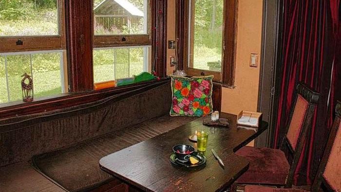 Dulunya, bangunan ini adalah stasiun kereta. Namun, kemudian disulap jadi rumah tinggal. Dulu Stasiun ini menjadi salah satu perhentian di jalur kereta yang membentang melintasi bagian utara New York.