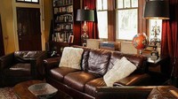 Rumah ini dimiliki oleh David Bowie dan Gerry Leonard.  