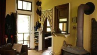 Rumah dua kamar dengan satu kamar mandi ini akhirnya mereka jual di harga US$ 650.000.  