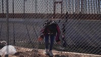 Migran secara ilegal menyeberang ke Amerika Serikat dari Meksiko melalui lubang yang dipotong di pagar perbatasan di El Paso, Texas, Meksiko, Rabu (21/12/2022).  
