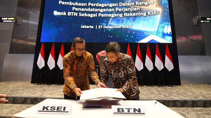 Perluas Jaringan Bisnis ke Jasa Kustodian Wakil Direktur Utama PT Bank Tabungan Negara (Persero) Tbk, Nixon LP Napitupulu (kanan), dan Direktur Utama KSEI Uriep Budhi Prasetyo (kiri) menunjukkan Perjanjian Kerja Sama (PKS) mengenai pemegang rekening KSEI di Jakarta, Selasa (27/12). Bank BTN memperluas bisnis di jasa Kustodian dengan menargetkan dana kelolaan dana dari nasabah institusi yang menggunakan jasa Kustodian sekitar Rp12 triliun pada tahun pertama. Dengan menyandang status sebagai Kustodian akan melengkapi layanan BTN bagi nasabah yang akan melakukan investasi di pasar modal dan menunjukkan komitmen Bank BTN dalam mengembangkan pasar modal Indonesia.